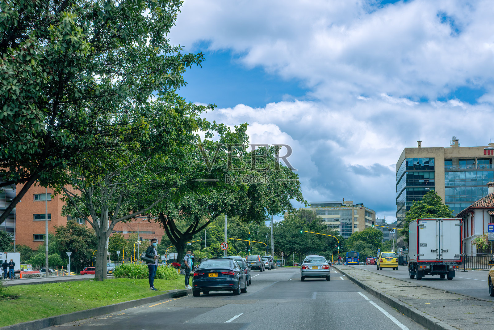 哥伦比亚波哥大 - 驾驶员视角下的北向车道，位于乌萨肯区的第七大道照片摄影图片
