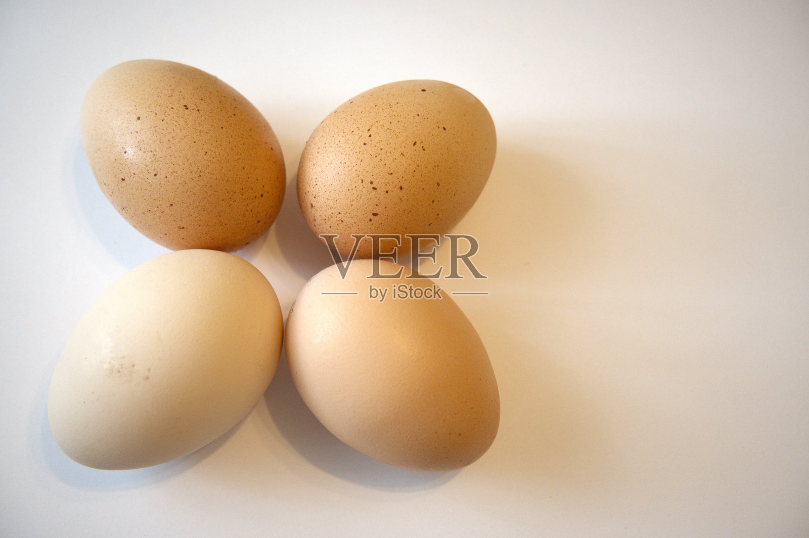 四个棕色鸡蛋在白色背景上孤立。照片摄影图片
