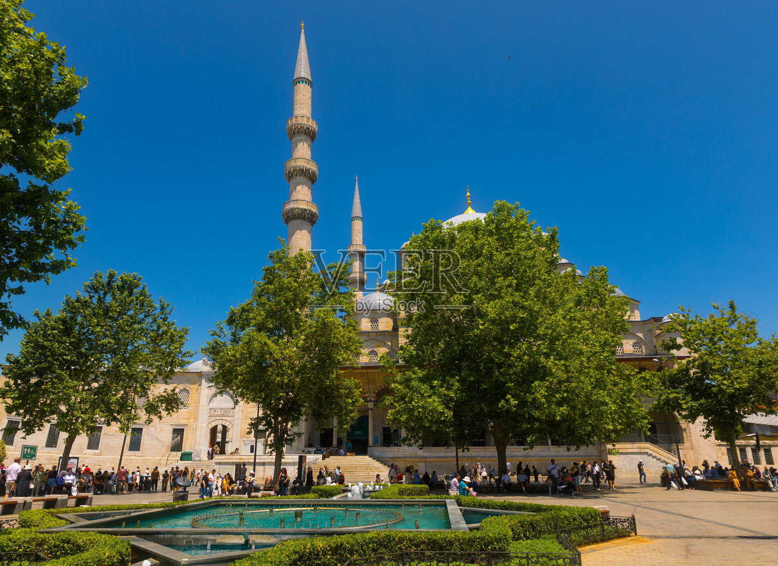 清真寺庭院的风景，中央有喷泉照片摄影图片
