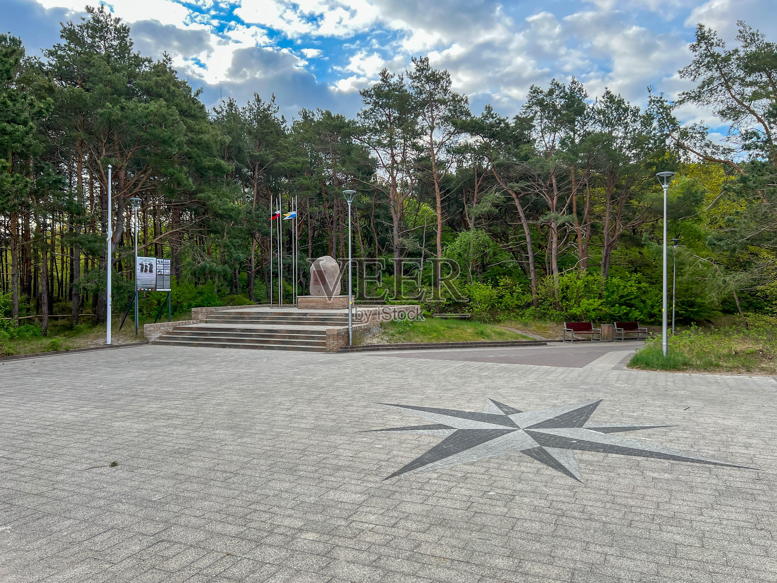 一块纪念1945年波兰陆军骑兵士兵对波兰海洋宣誓的石碑照片摄影图片