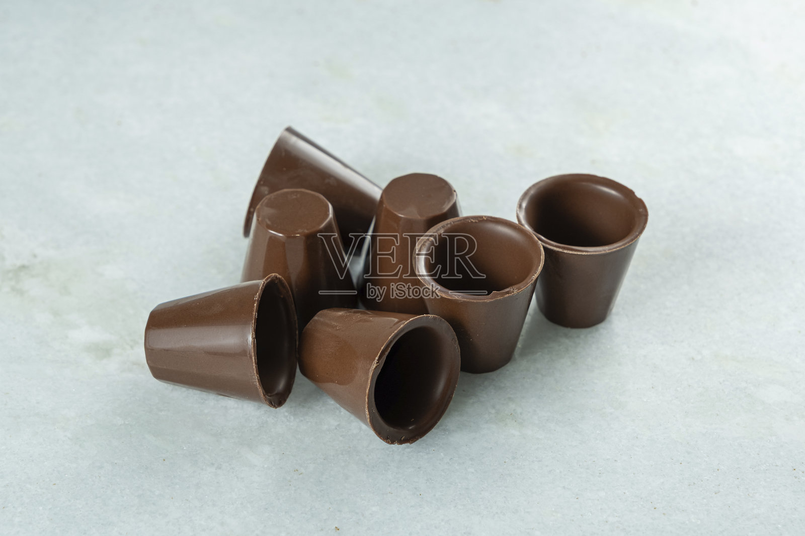 几只锥形牛奶巧克力外壳。照片摄影图片