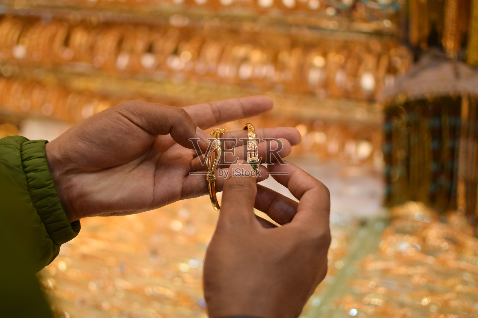 一只手试戴奢华的金手链照片摄影图片