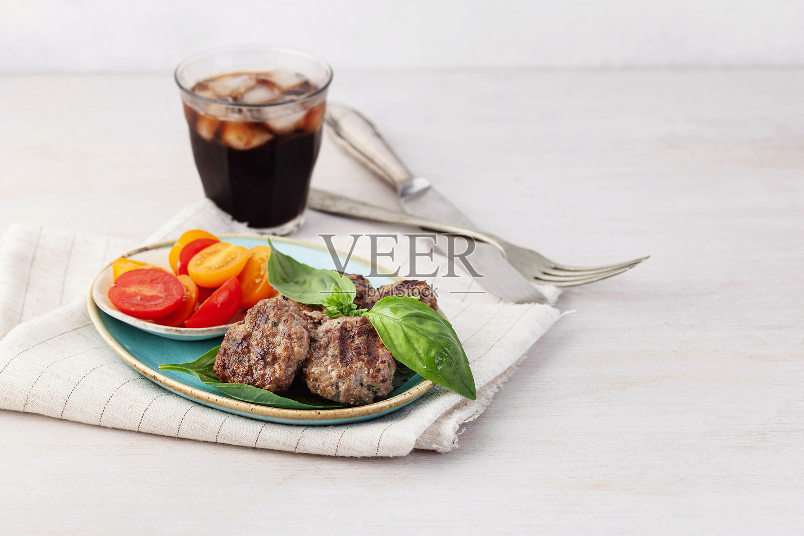 藜麦（无肉）肉丸开胃菜。肉丸。肉丸和沙拉。照片摄影图片