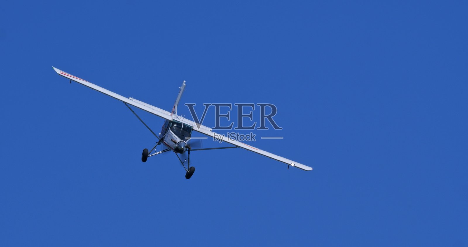 STOL实用涡轮螺旋桨飞机在转弯中，留有大面积空白空间照片摄影图片