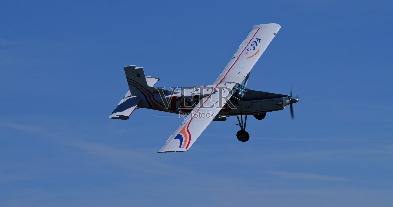 STOL涡轮螺旋桨飞机在动态倾斜转弯中，留有空白空间照片摄影图片