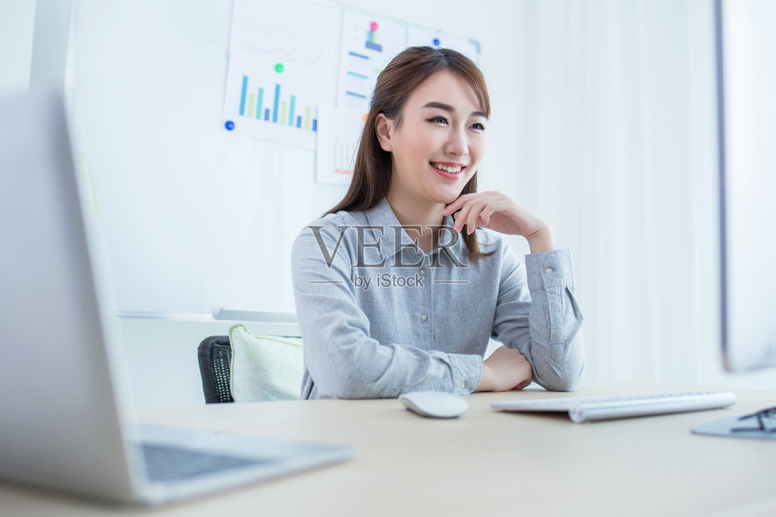 微笑的亚洲女性在电脑前照片摄影图片