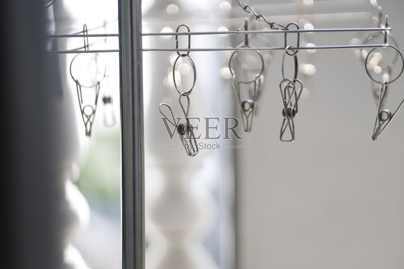 不锈钢衣夹适用于小块布料。不锈钢衣夹坚固耐用，不生锈。照片摄影图片