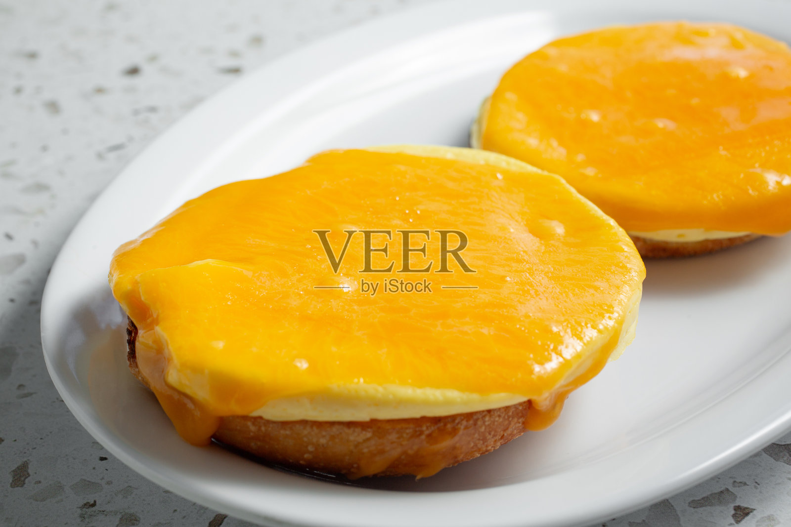 早餐贝果融化三明治照片摄影图片