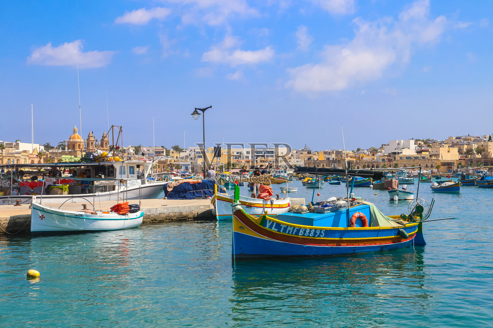 马耳他马尔萨什洛克渔村港口的传统彩色渔船luzzu照片摄影图片