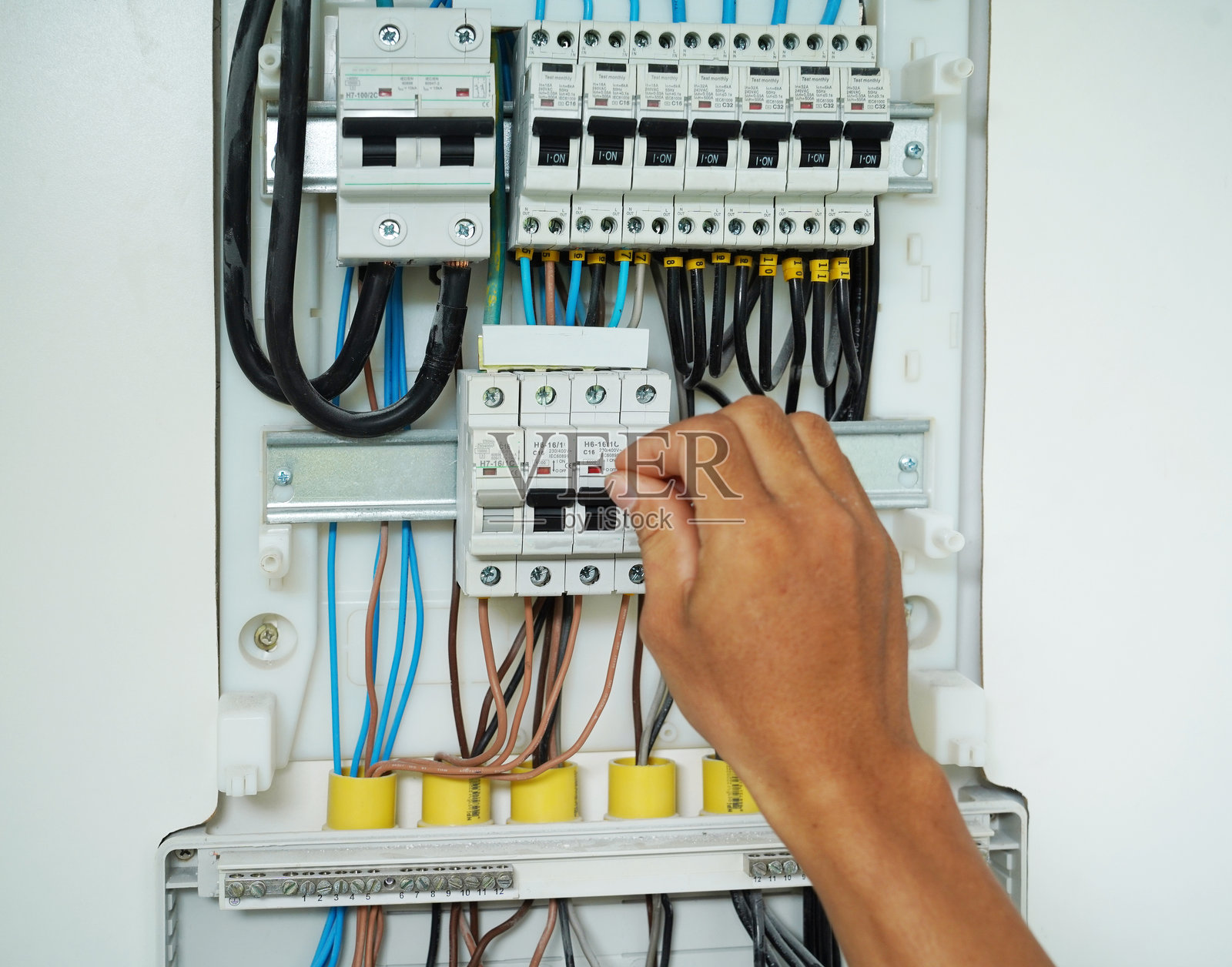 电工正在检查带保险丝的配电盘照片摄影图片