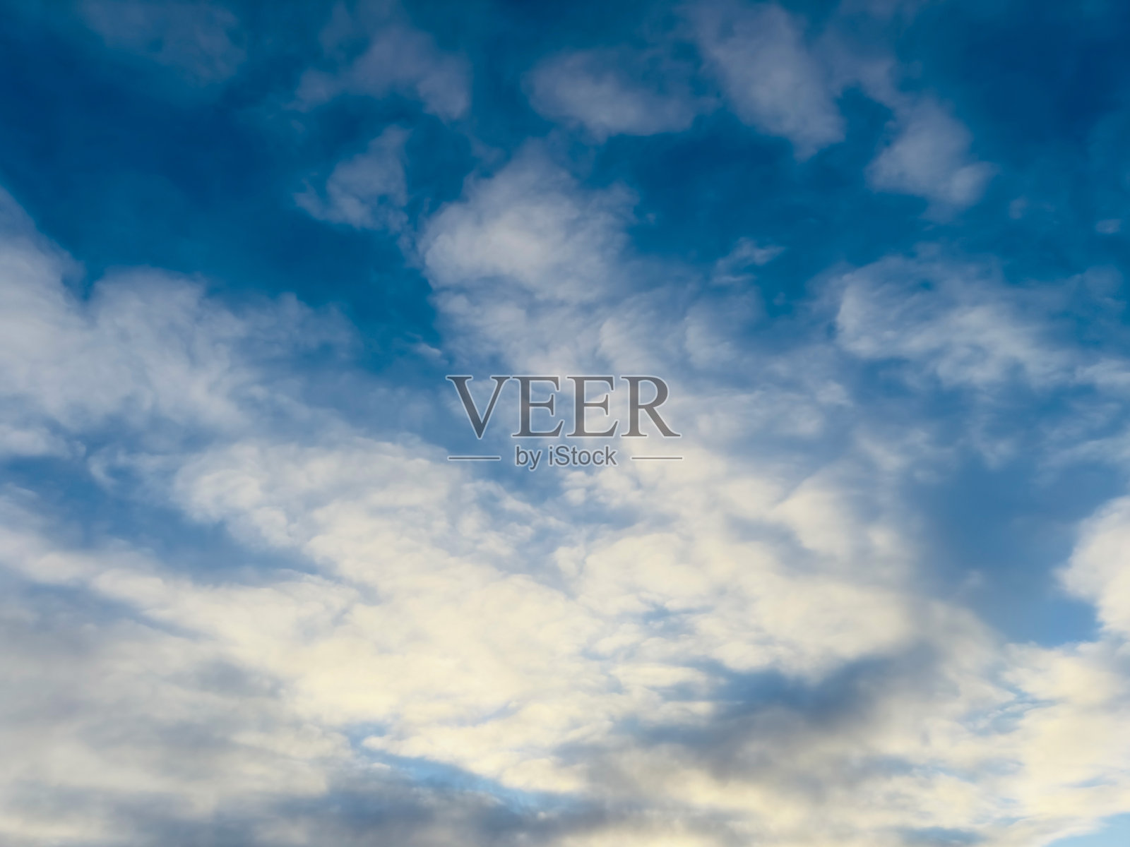 天空呈现出迷人的蓝色，点缀着蓬松的白云，营造出宁静的氛围。照片摄影图片