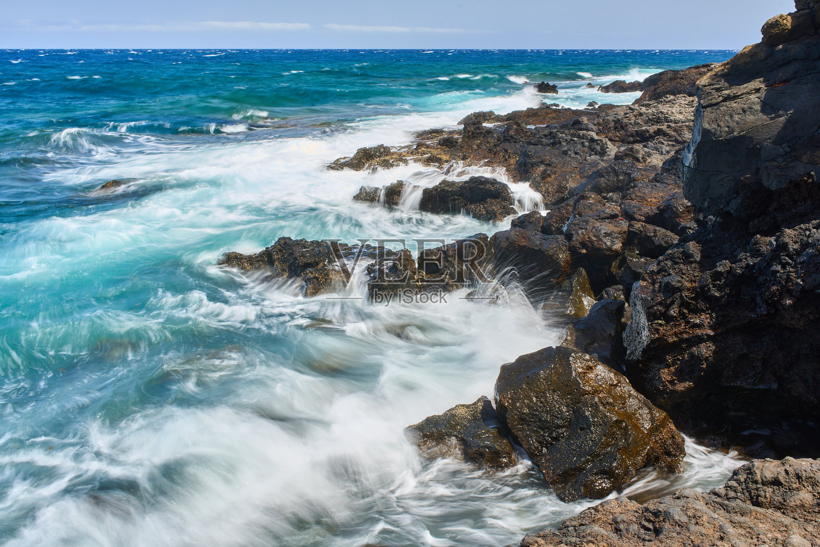 海浪拍打火山海岸线照片摄影图片