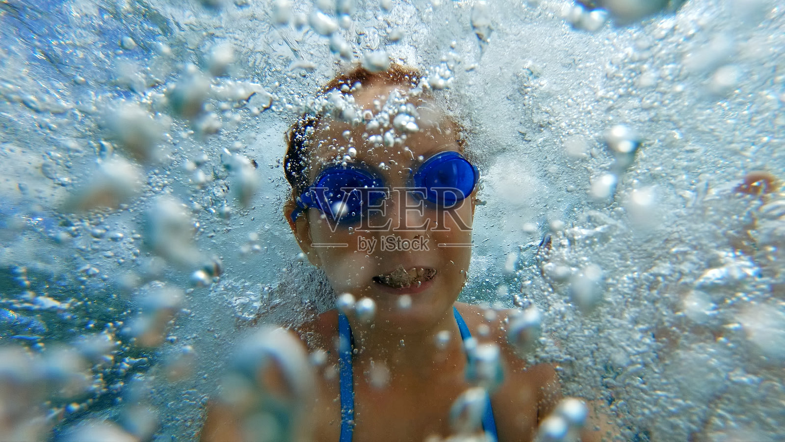 泡泡与蓝色泳镜：游泳乐趣照片摄影图片