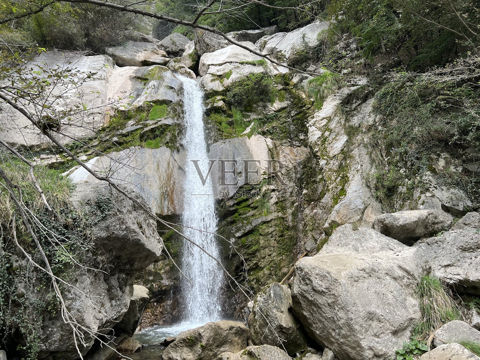 Vrsno（科巴里德，斯洛文尼亚）下的瀑布和峡谷照片摄影图片
