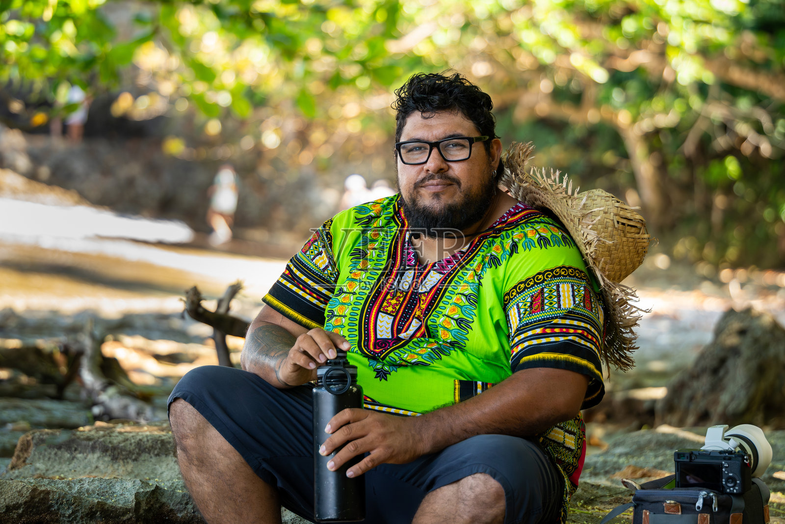 当地的哥斯达黎加男子在哥斯达黎加的海滩上放松照片摄影图片