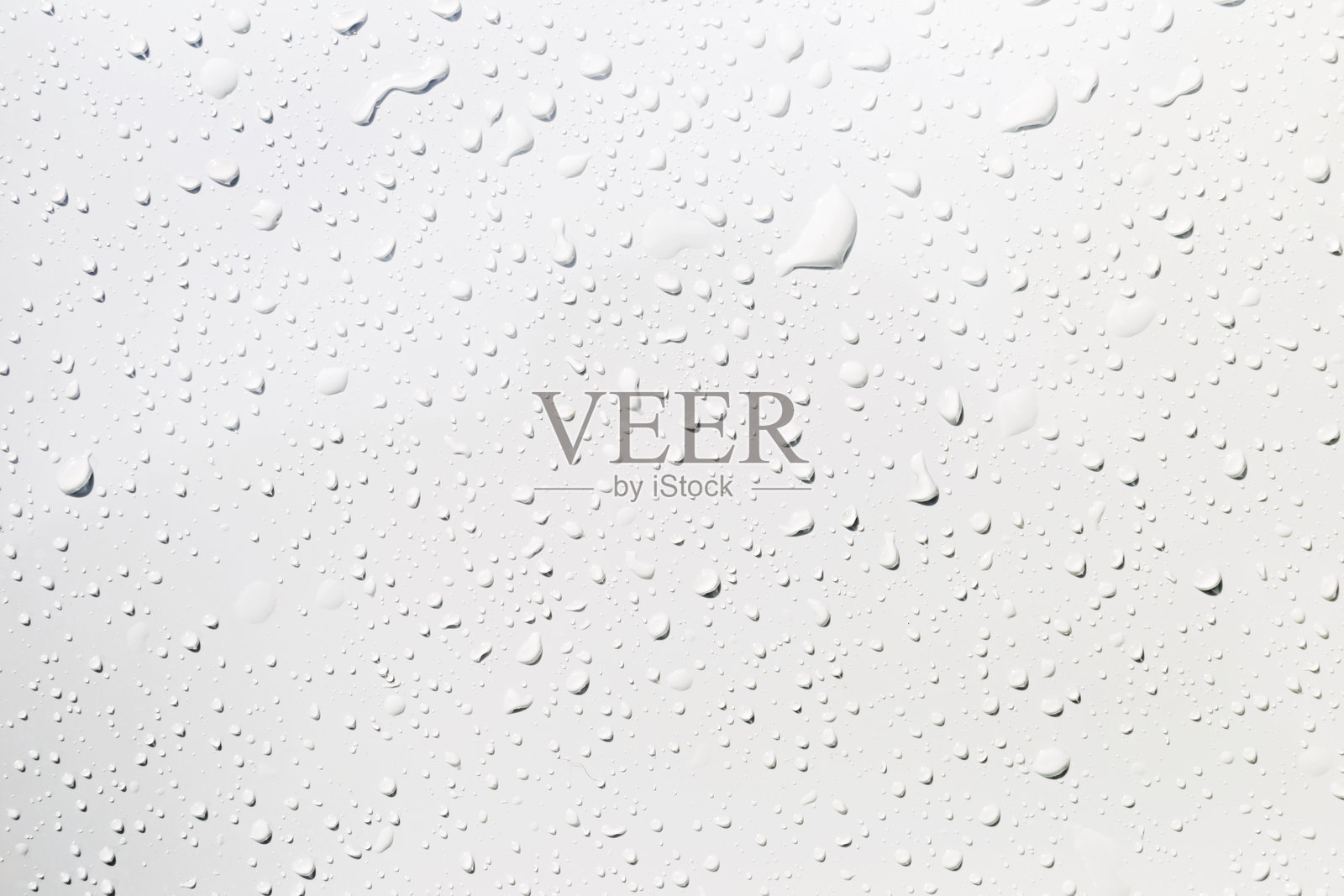 白色背景上的水滴照片摄影图片