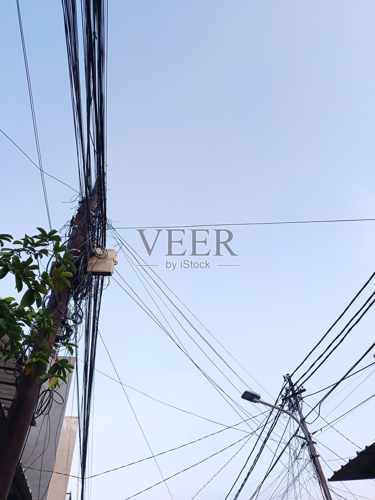 电线杆上凌乱的电缆卷照片摄影图片