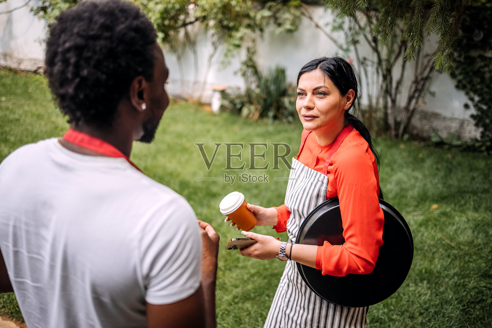 同事们在咖啡馆一起休息喝咖啡照片摄影图片