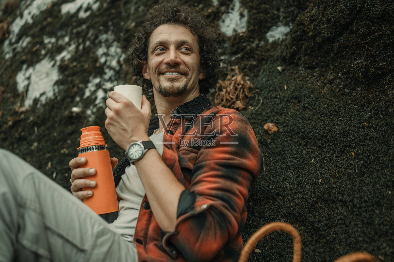 微笑的男人在风景如画的自然环境中享受户外休息和饮品照片摄影图片