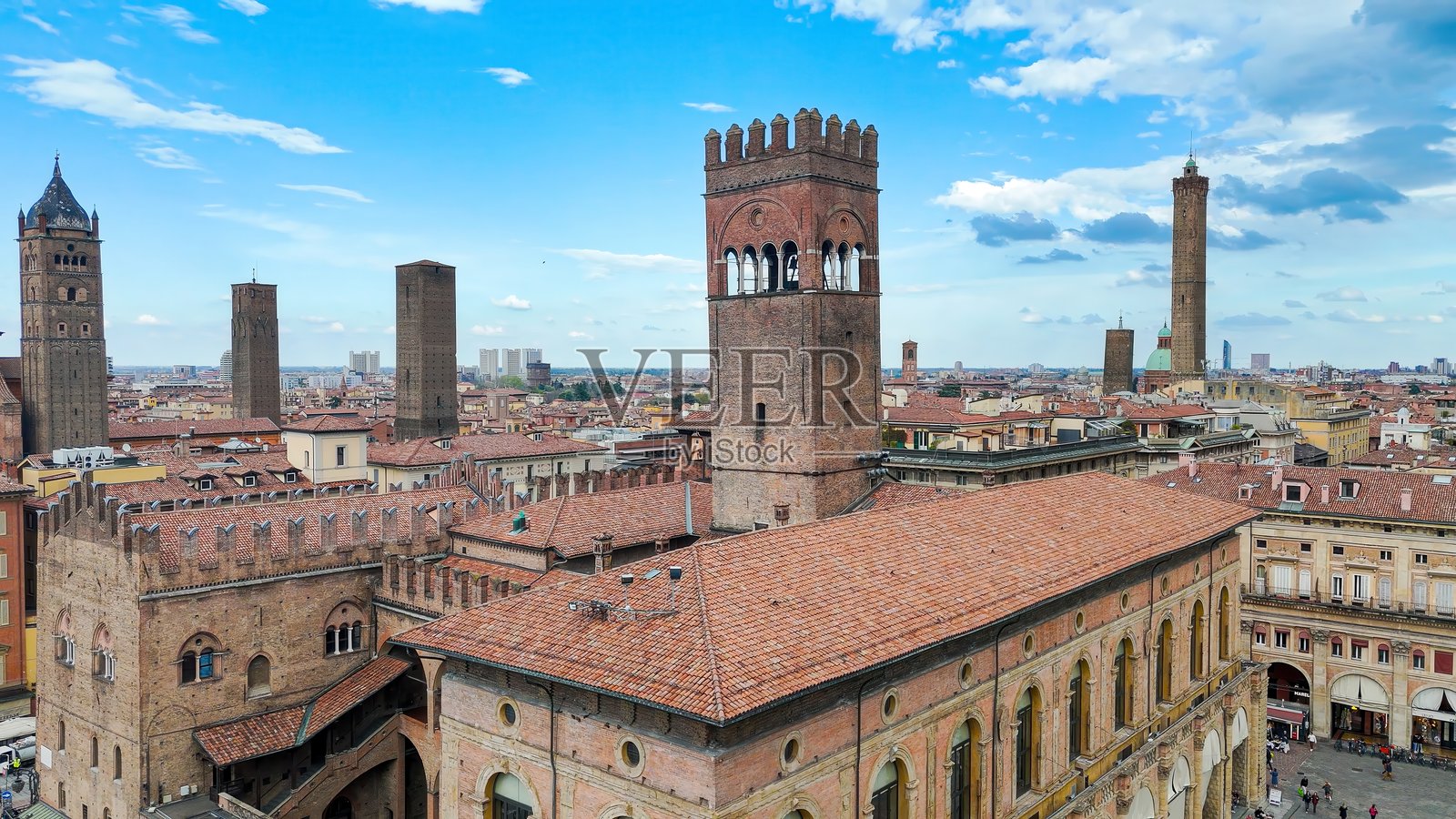 博洛尼亚历史中心的马焦雷广场，空中俯瞰市长宫，周围有圣彼得罗尼奥大教堂、阿库尔修宫和海神喷泉，非常适合旅行和文化主题。照片摄影图片