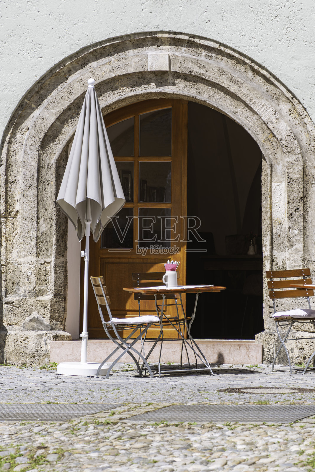 入口处的阳光明媚之地照片摄影图片