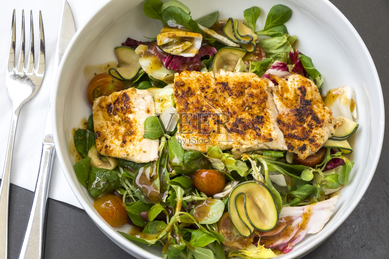 餐厅里的凯撒鸡肉沙拉照片摄影图片