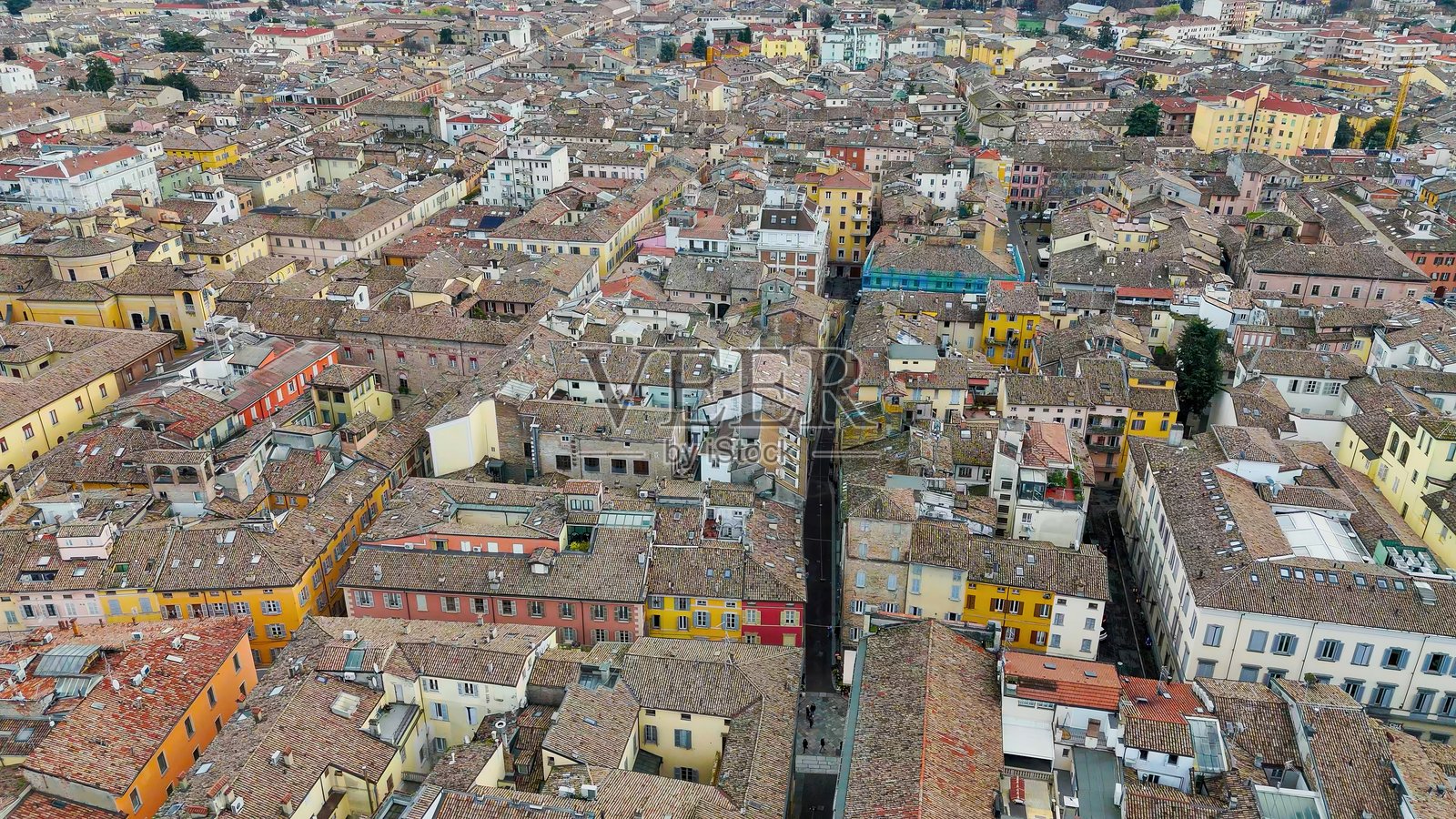 帕尔马密集的历史城市结构的鸟瞰图，红砖屋顶和狭窄街道，老城区的传统意大利建筑，城市纹理和文化认同概念，适用于电影和编辑照片使用照片摄影图片