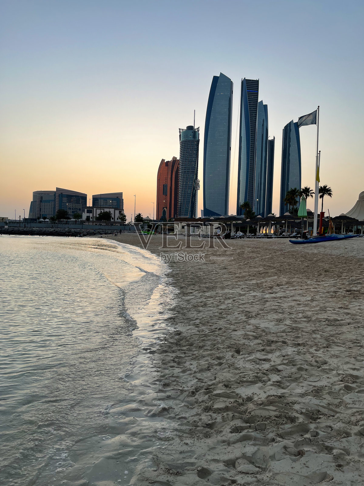 从海滩俯瞰阿布扎比的摩天大楼照片摄影图片