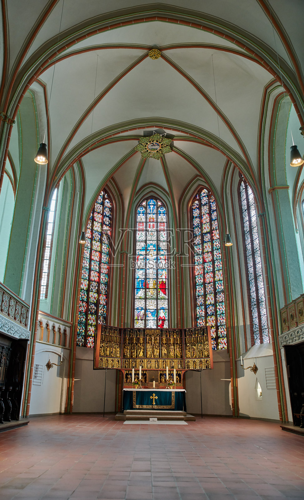 德国吕讷修道院的内部景观，展示了精美的彩色玻璃窗和华丽的宗教装饰。照片摄影图片