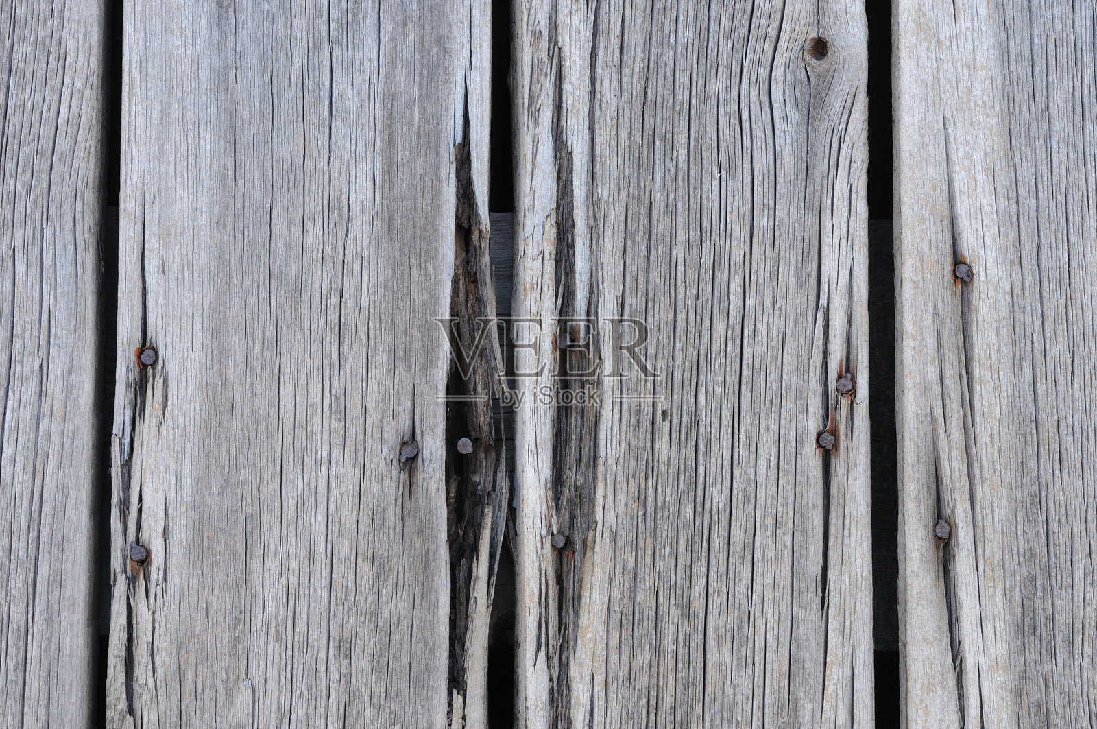 旧木板上的钉子特写。照片摄影图片