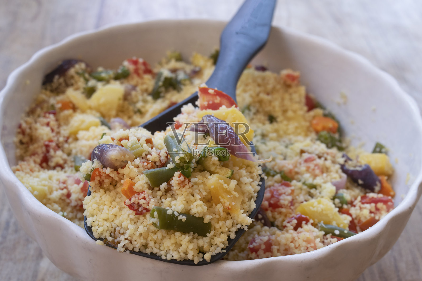 素食库斯库斯沙拉配烤蔬菜，盛在陶瓷碗中照片摄影图片