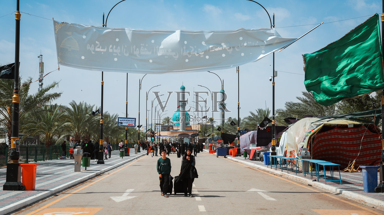 人群聚集在伊拉克库法，参加重要的文化和宗教活动照片摄影图片