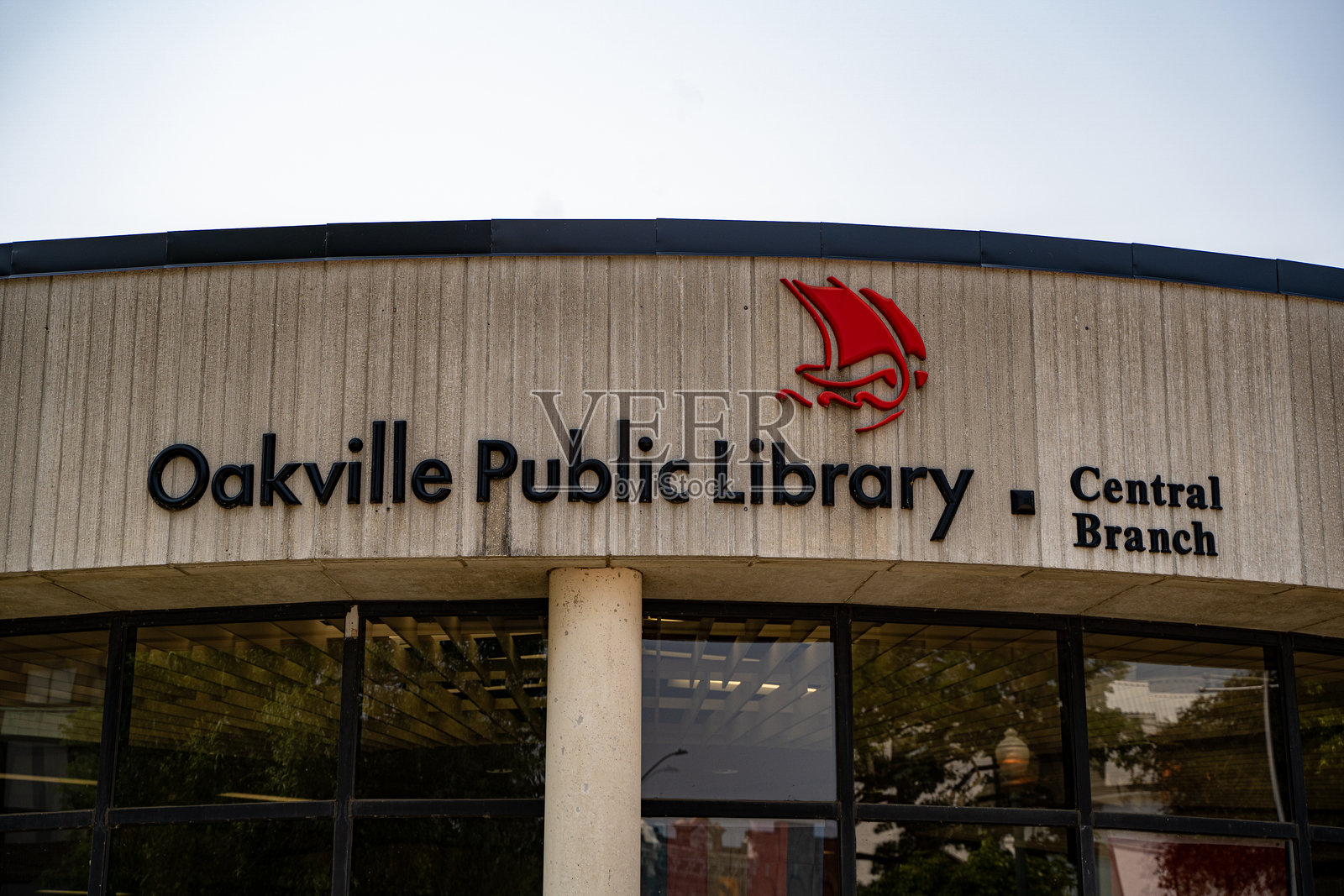 奥克维尔公共图书馆中央分馆建筑的景观。照片摄影图片