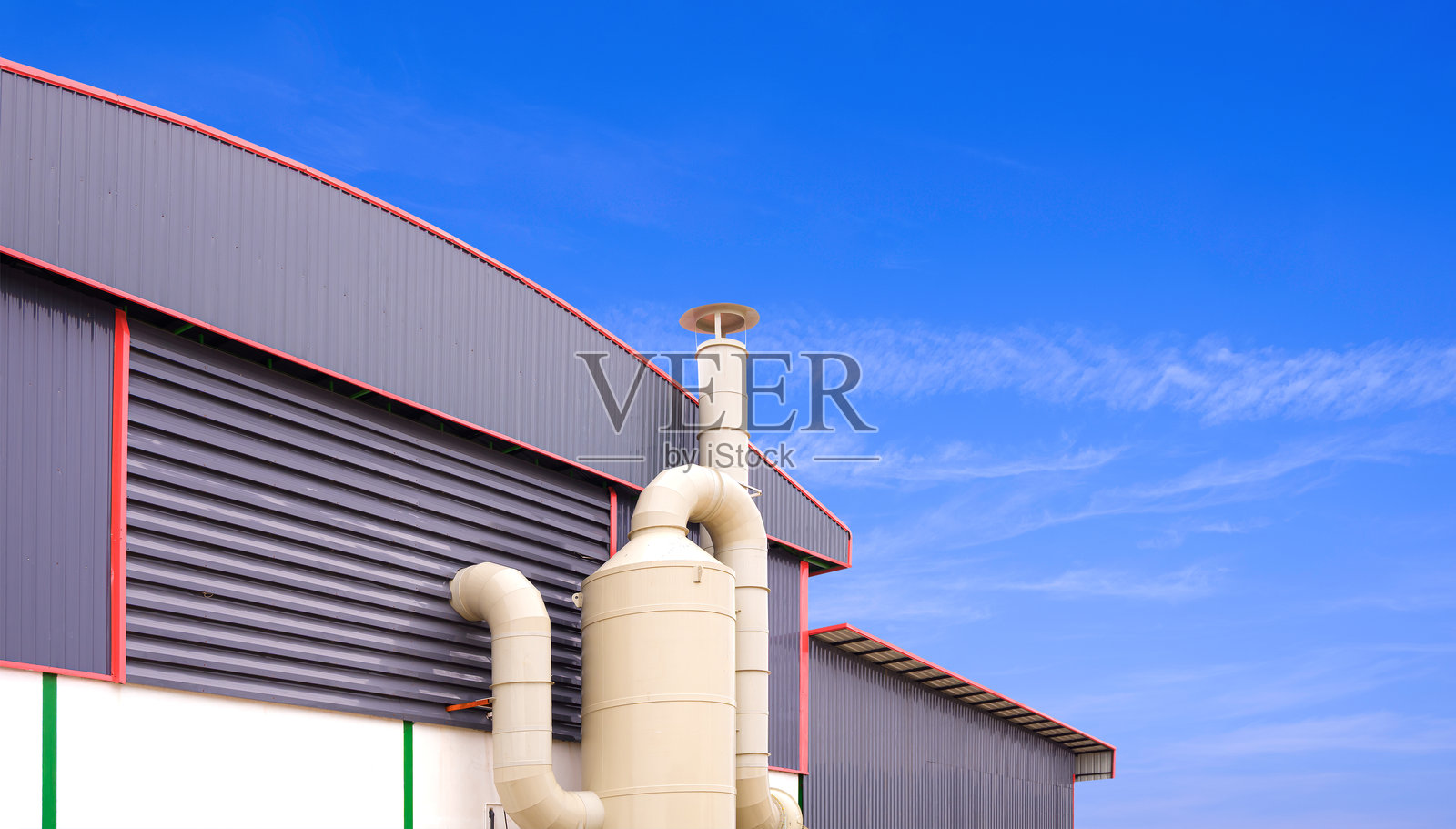 生产工厂建筑外部的湿式洗涤器废气处理系统，蓝天背景下的低角度视图，留有空白空间照片摄影图片