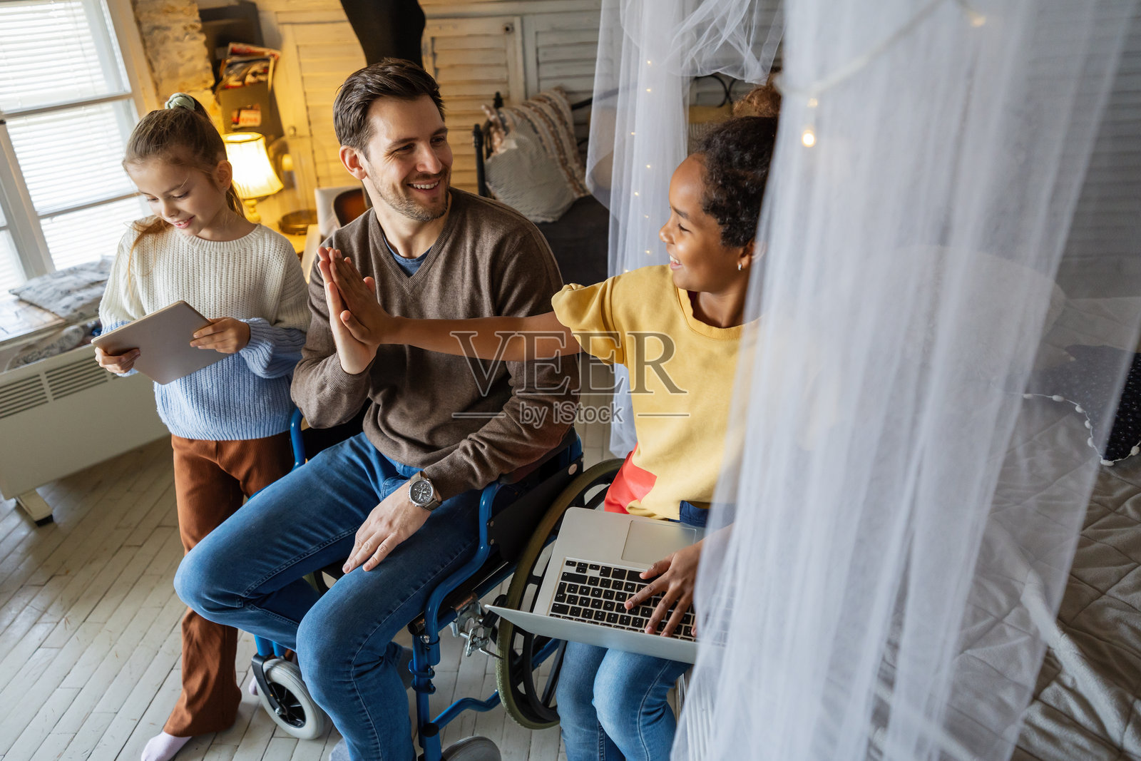 快乐的学生在家中与在线老师进行远程学习时享受虚拟课堂的乐趣照片摄影图片