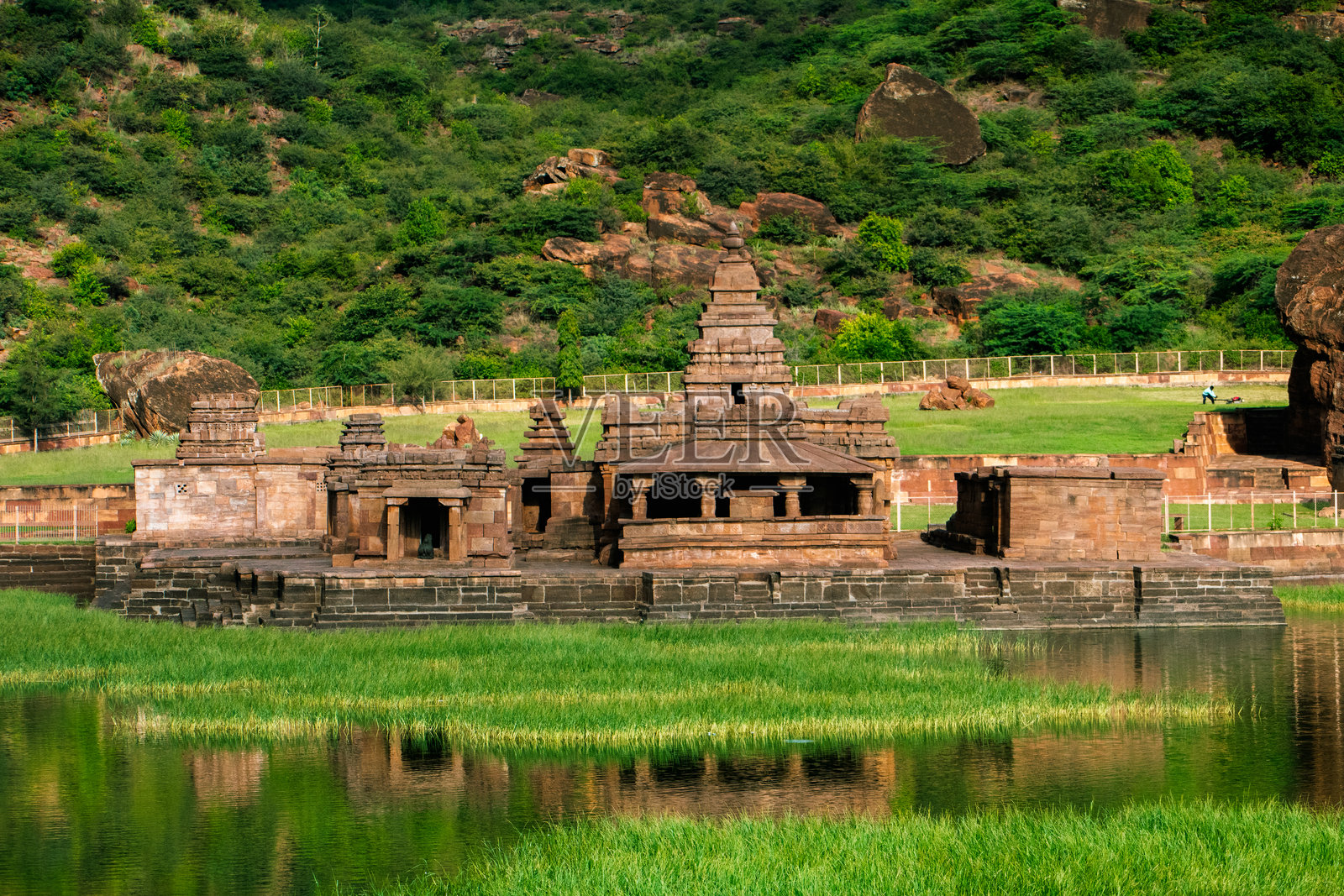 卡纳塔克邦巴达米的布坦纳寺庙群的美丽景色，倒映在阿伽斯提亚湖中。照片摄影图片