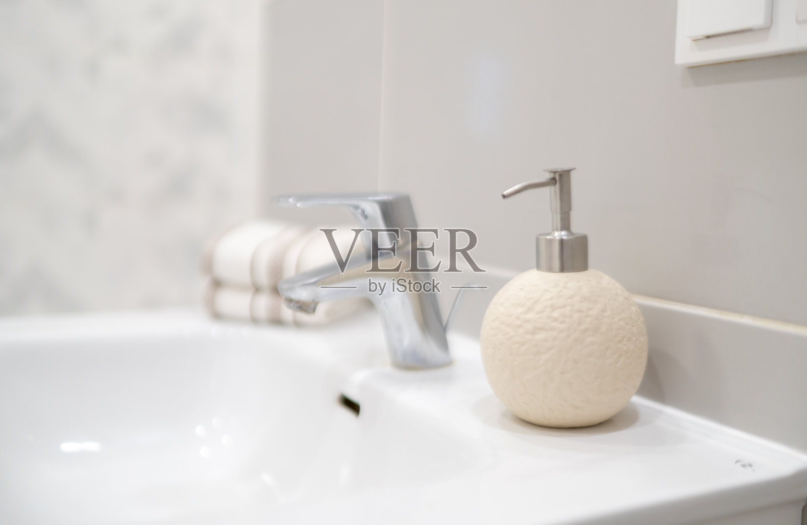 现代浴室洗手池区域，配有肥皂 dispenser 和优雅设计照片摄影图片