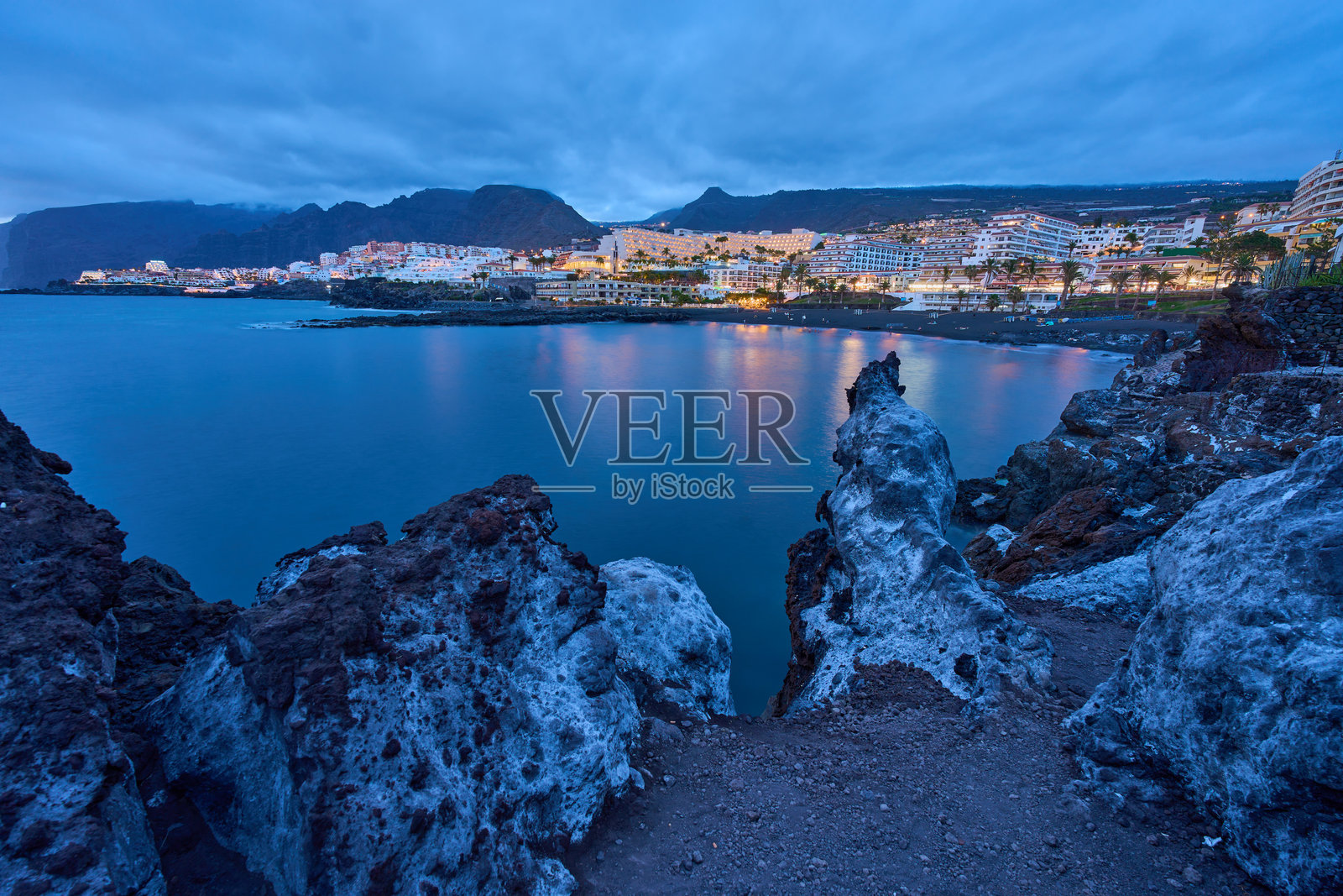 黄昏时分的洛斯吉甘特斯度假村和悬崖照片摄影图片