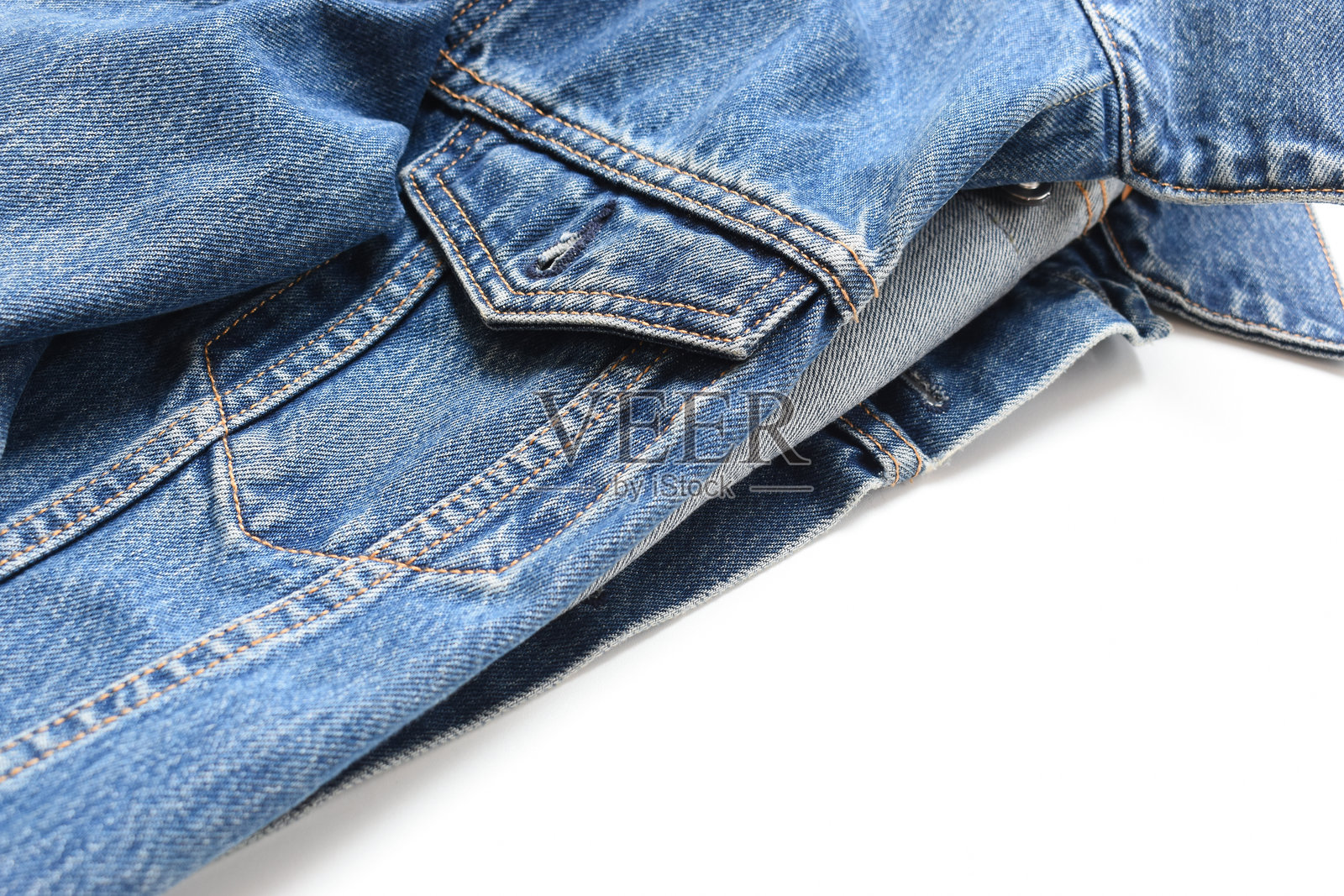 蓝色牛仔衬衫纹理，独立于白色背景，牛仔时尚风格照片摄影图片