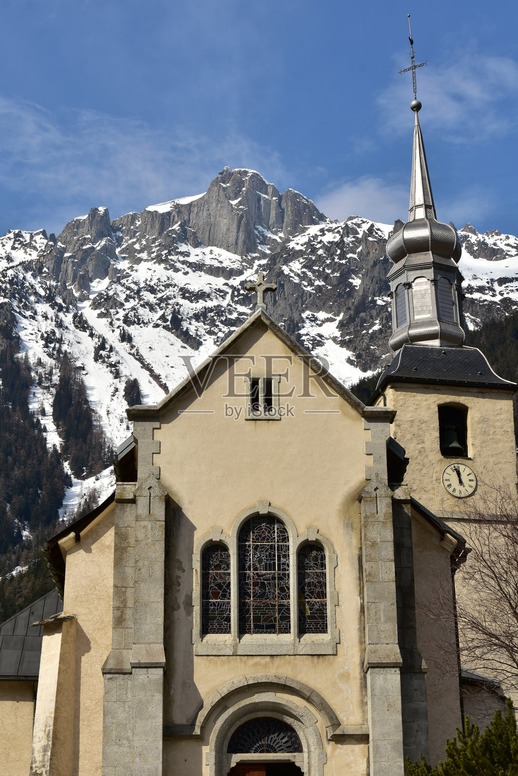 夏蒙尼的圣米歇尔教堂，背景是布雷旺山照片摄影图片
