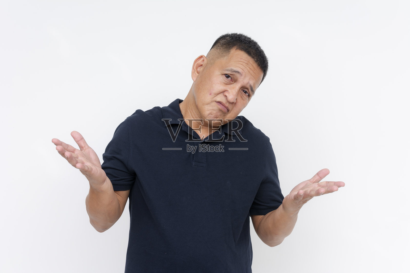 一位困惑的亚洲男性耸肩，面露困惑的表情，象征着不确定性，背景为白色。照片摄影图片