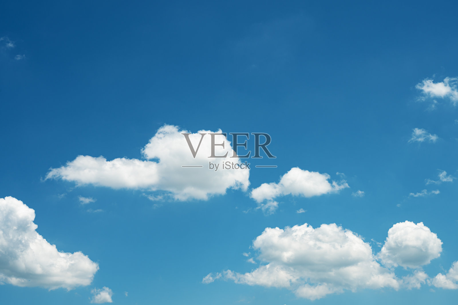 夏季蓝天和白云的抽象背景，留白空间照片摄影图片