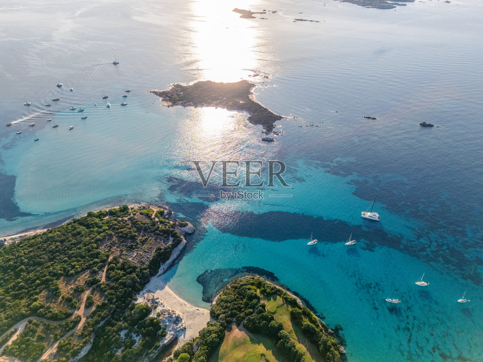 清澈海水的海岸岛屿鸟瞰图照片摄影图片