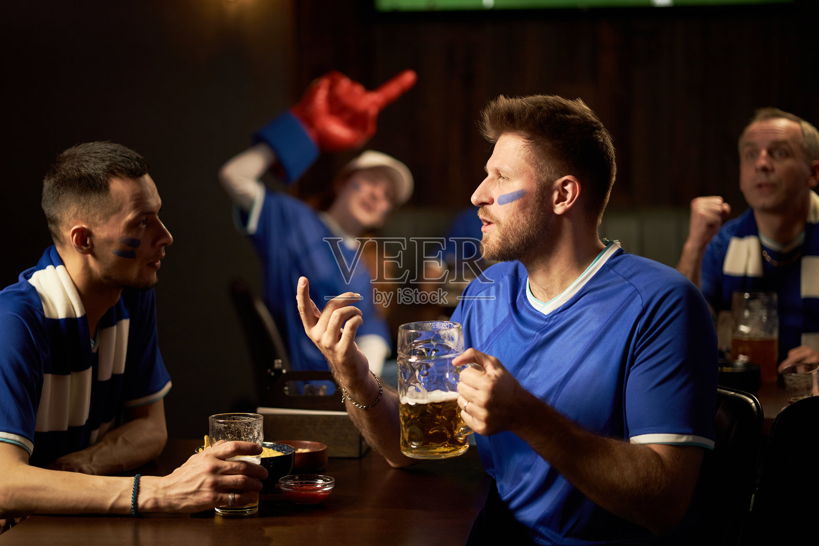 一群兴奋的年轻白人男性在体育酒吧庆祝足球比赛照片摄影图片
