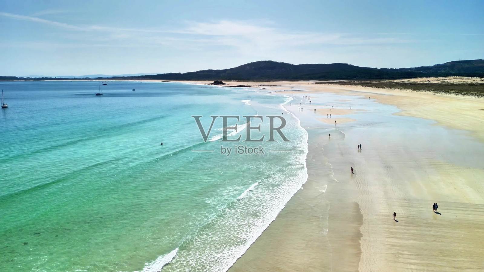 体验宁静海滩清澈水域的惊人空中视角照片摄影图片