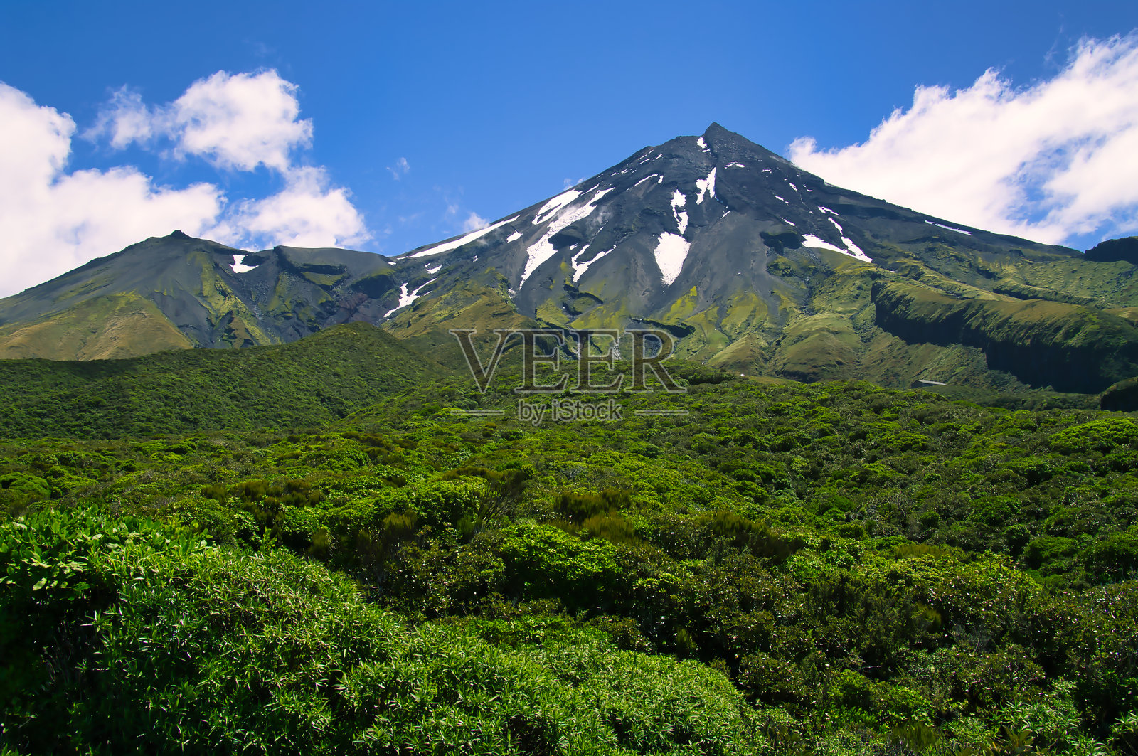 塔拉纳基山，新西兰北岛的一座火山照片摄影图片