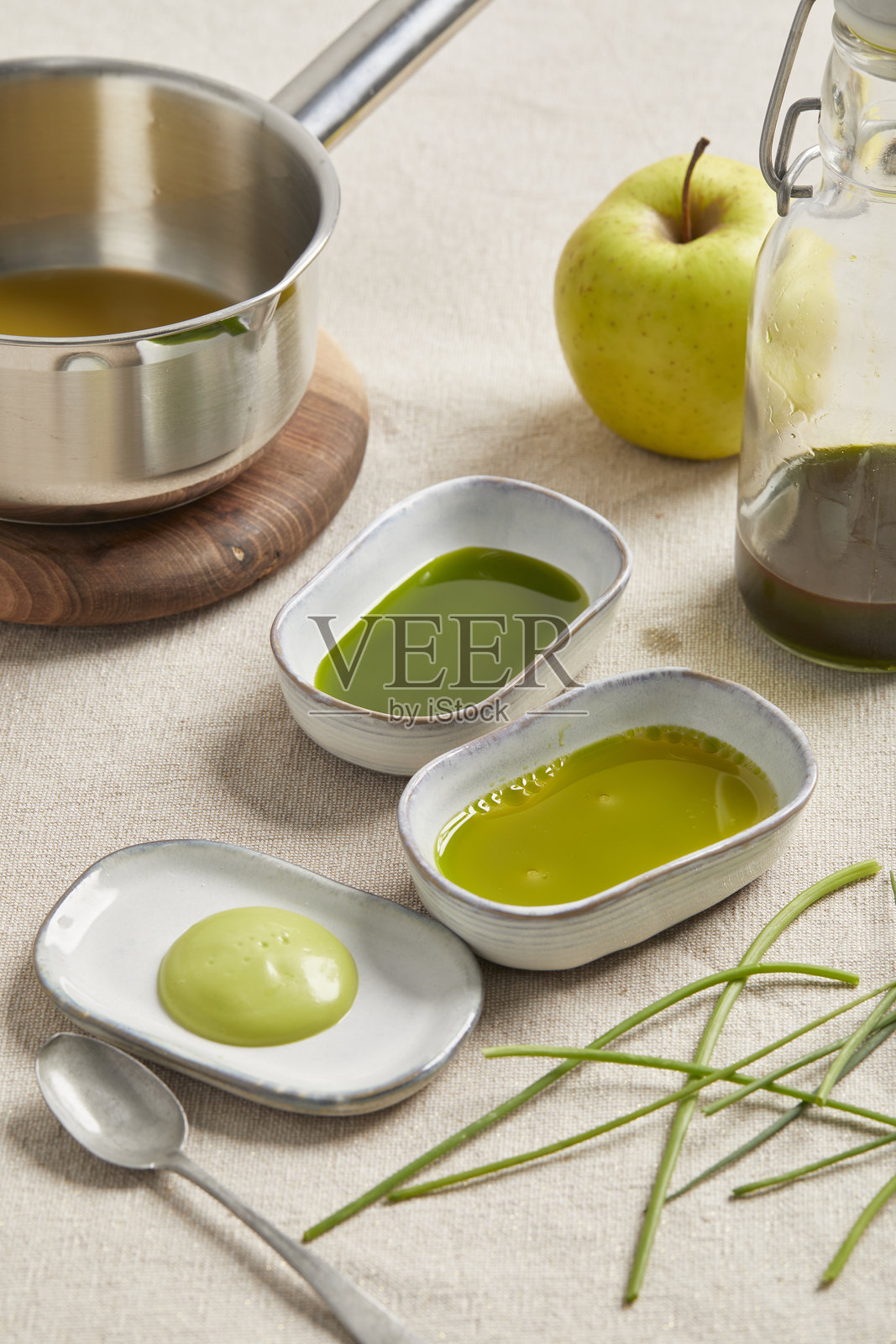 自制香草油 - 基本素食食谱照片摄影图片