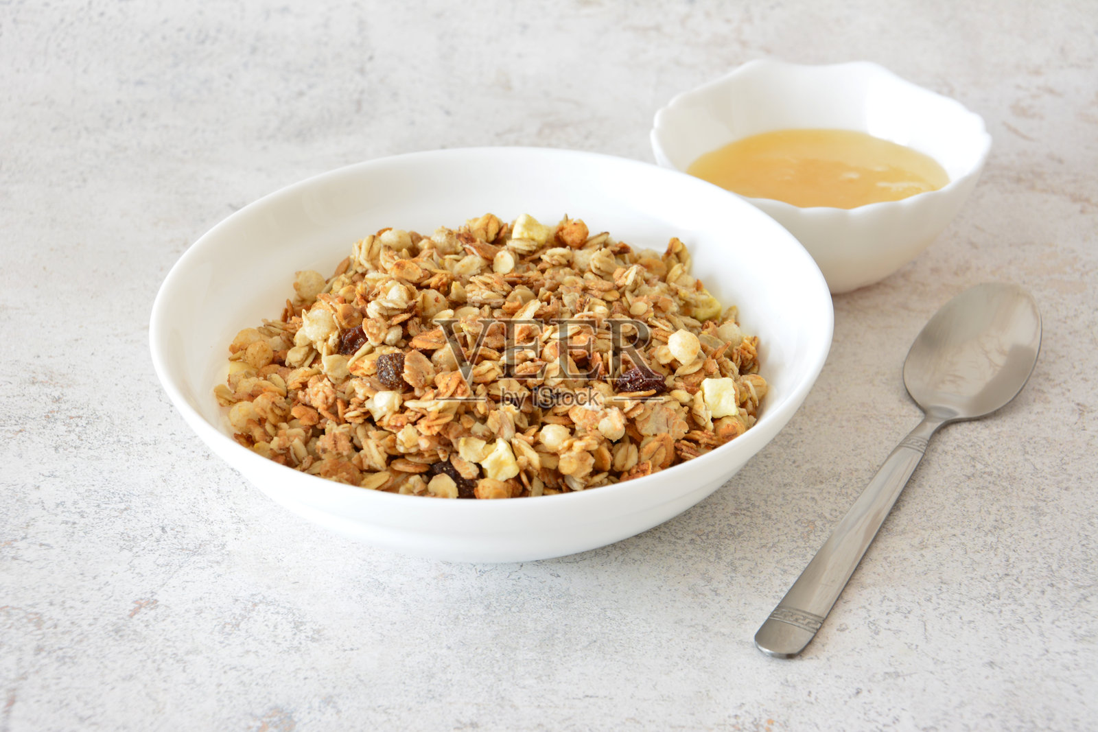 健康的蜂蜜燕麦早餐碗和勺子照片摄影图片