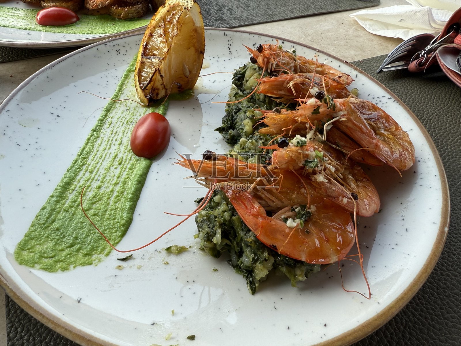 番茄酱、橄榄油、大蒜、香菜和酱油炒制的大虾照片摄影图片