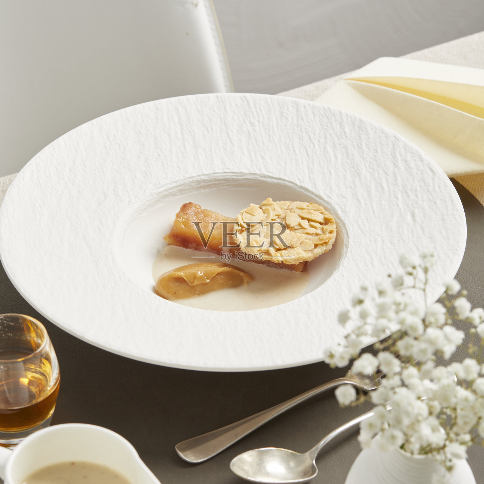 焦糖苹果蛋糕 - 节日素食甜点课程照片摄影图片